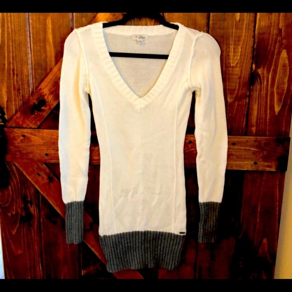 Guess sweater size small. Great condition. Perfect length for leggings.